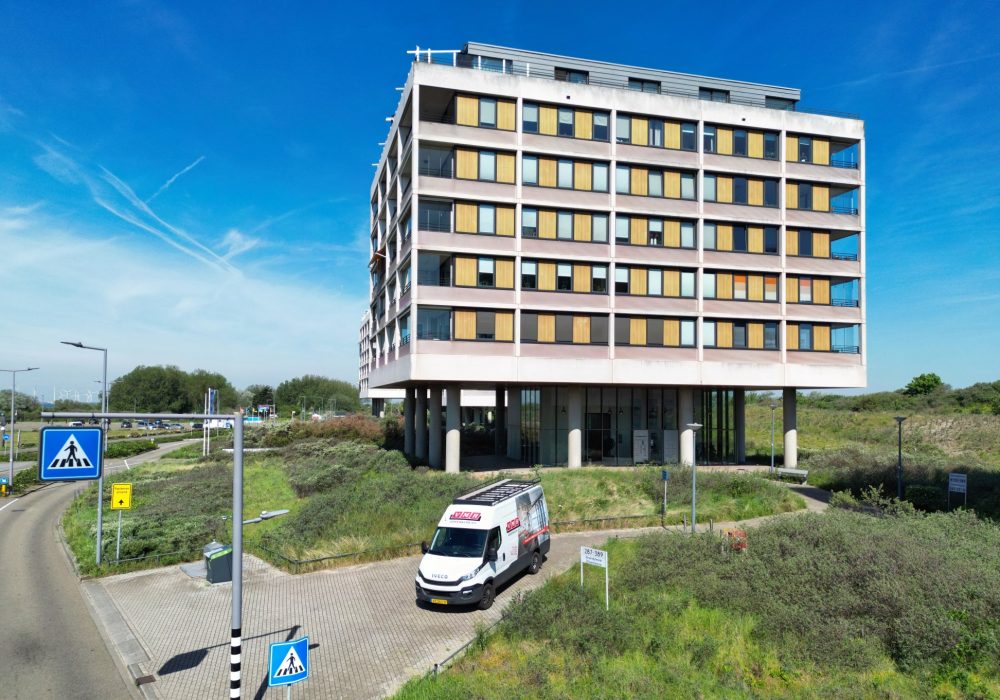default Panoramische foto waar bedrijfsbus van VMR Vouwwanden te zien is met balkonbeglazing op de achtergrond