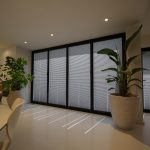 Zicht van binnenuit op Solarlux vouwwand met zonwering