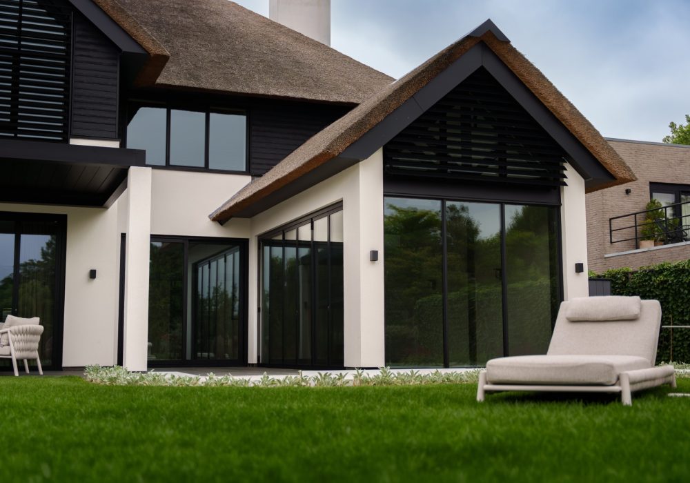 VMR-Vouwwanden-tuin-aanbouw Exclusieve vouwwanden die gemonteerd zijn in een prachtige villa