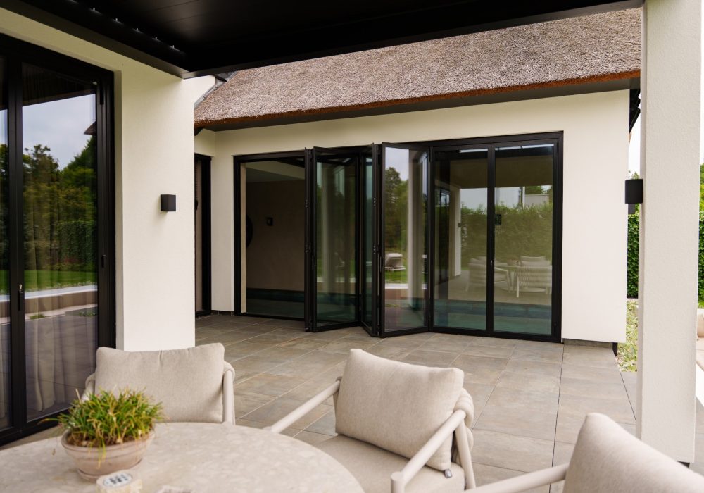 VMR-Vouwwanden-tuin-aanbouw 14 Luxe villa waarvan de vouwwanden halfgeopend zijn waardoor je van zwembad naar het terras kan lopen