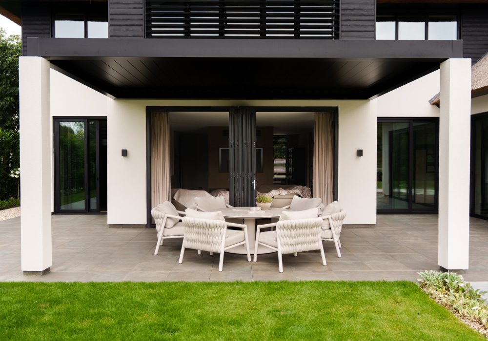 VMR-Vouwwanden-tuin-aanbouw 7 Sfeerbeeld van de geopende vouwwand bij de eethoek in de luxe villa