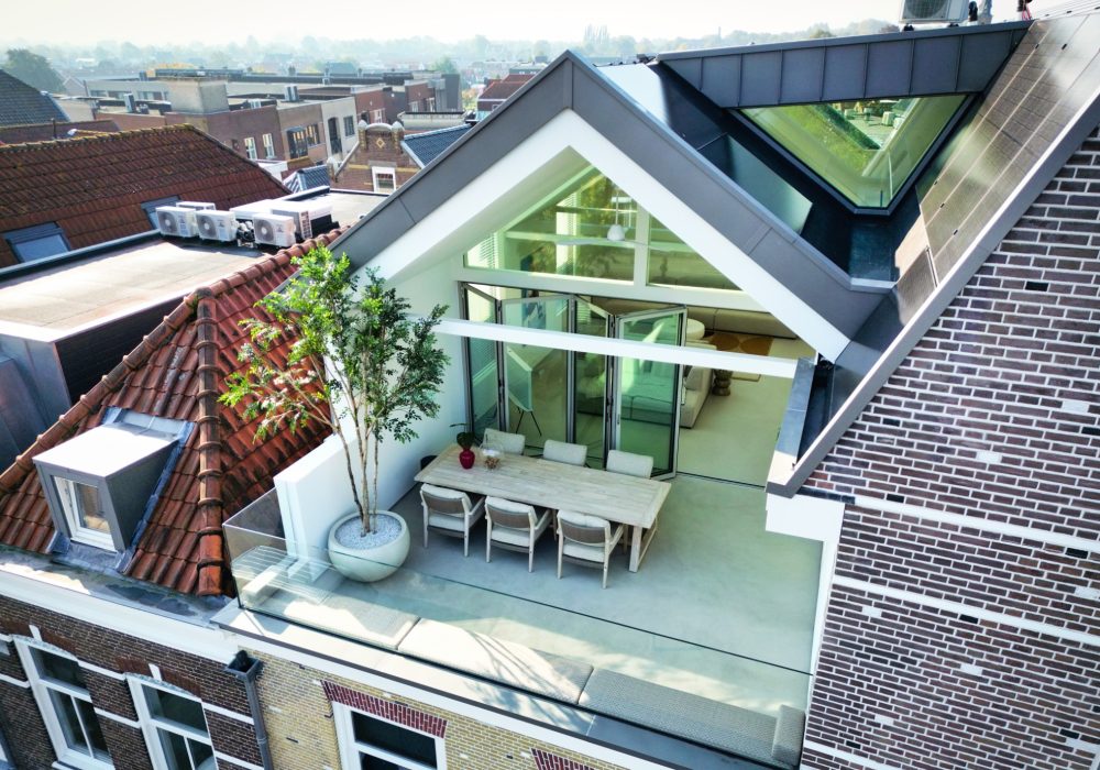 default Geopende glazen vouwwand in een appartement met panoramisch uitzicht over de stad