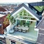Geopende glazen vouwwand in een appartement met panoramisch uitzicht over de stad
