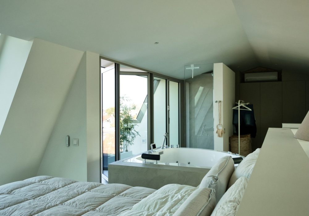 Vouwwand-oud-beijerland 4 Blik vanuit de slaapkamer door de glazen vouwwand naar het balkon