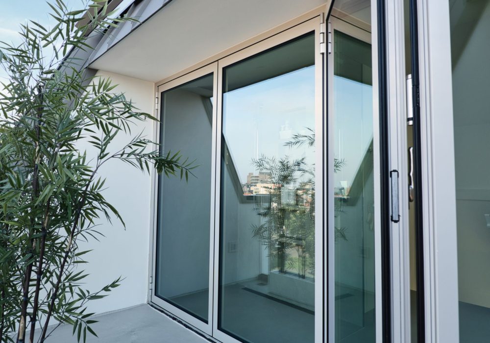 Vouwwand-oud-beijerland 5 Zijaanzicht van een een gesloten glazen vouwwand in een appartement met toegang naar het balkon