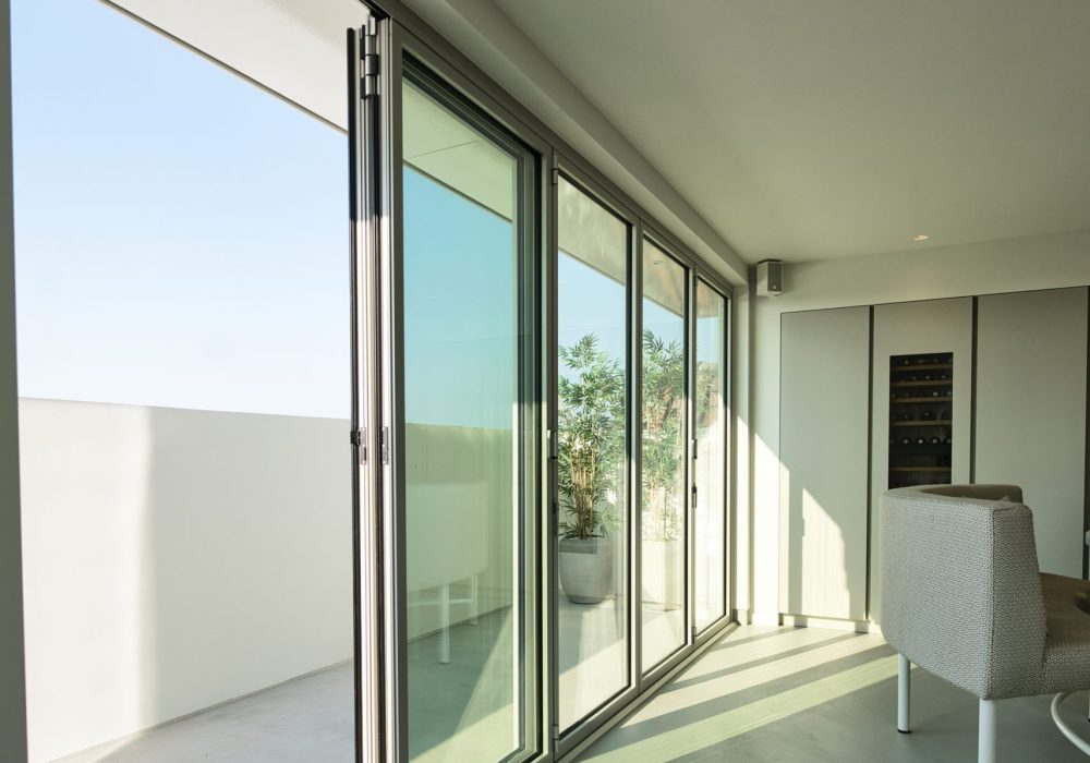 Vouwwand-oud-beijerland 6 Gedeeltelijk geopende vouwwand die een brede doorgang naar het balkon van het appartement creëert