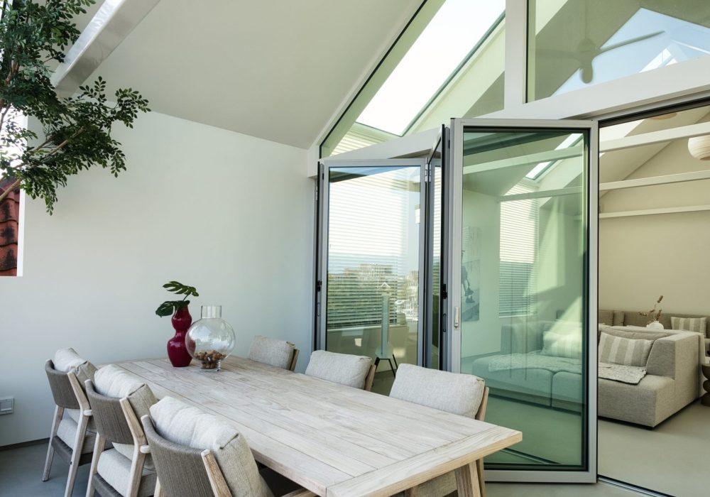 Vouwwand-oud-beijerland 7 Een halfgeopende glazen vouwwand die binnen en buiten met elkaar verbindt op de bovenste etage