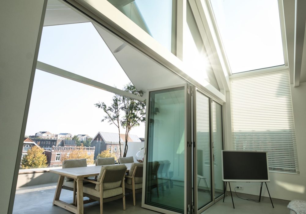 Vouwwand-oud-beijerland 8 Geopende glazen vouwwand in een appartement met panoramisch uitzicht over de stad